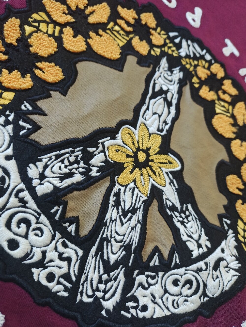 NWT AGtawh All Good Things Welcome Here Embroidered Appliqué Peace Sign Tee